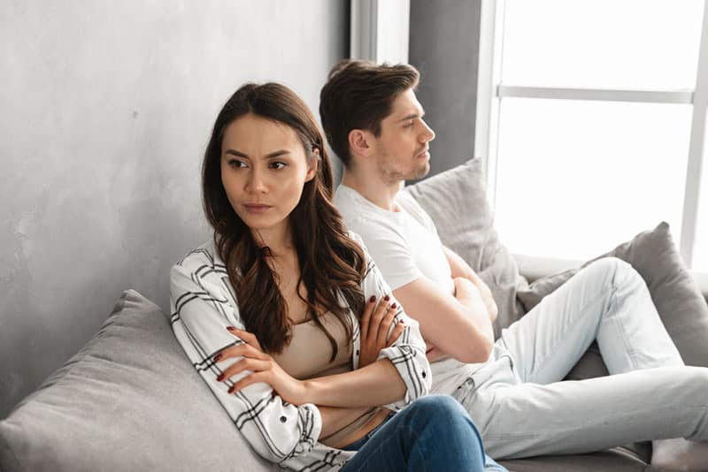 un garçon et une fille rancuniers qui agissent comme s'ils se disputaient en couple et ne se parlent pas