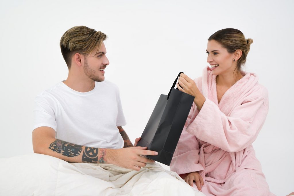 un homme a acheté un cadeau pour une femme