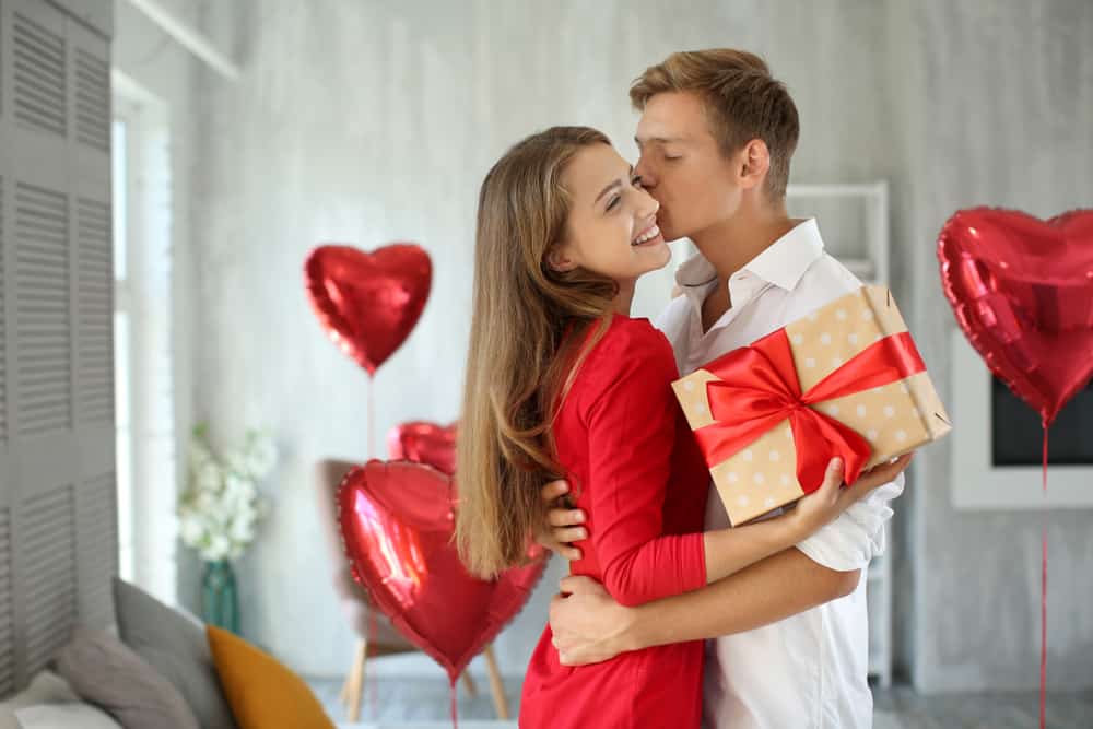 un homme a acheté un cadeau pour une femme