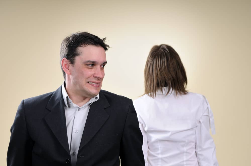 un homme dos à une femme
