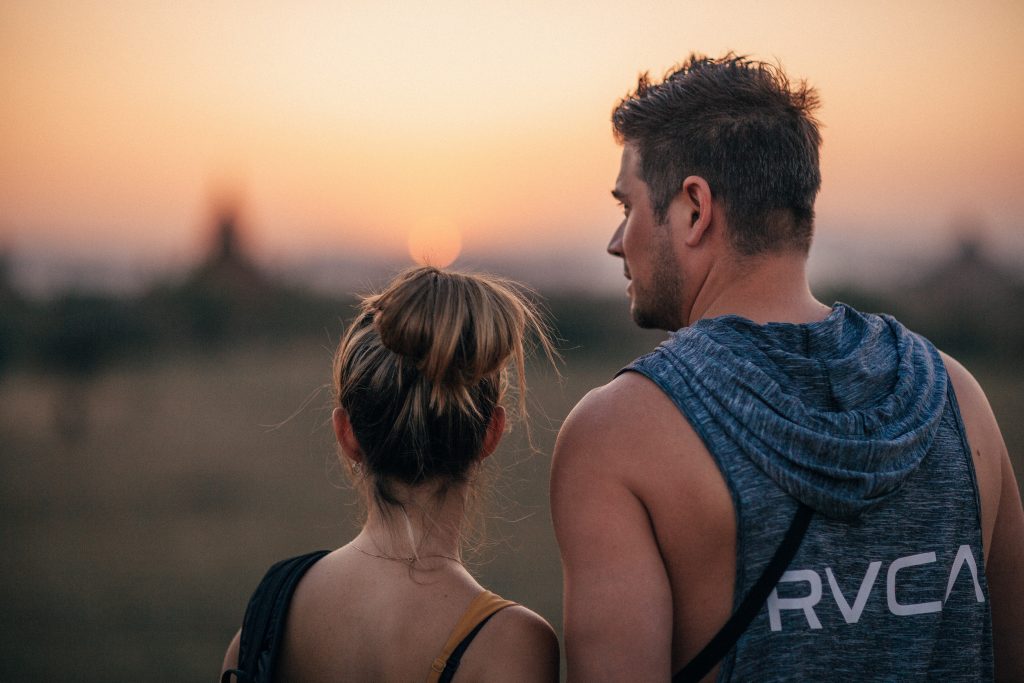 un homme et une femme avec le dos tourné