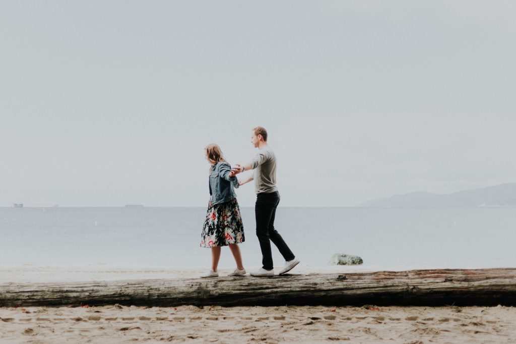 un homme et une femme marchent au bord de la rivièređ