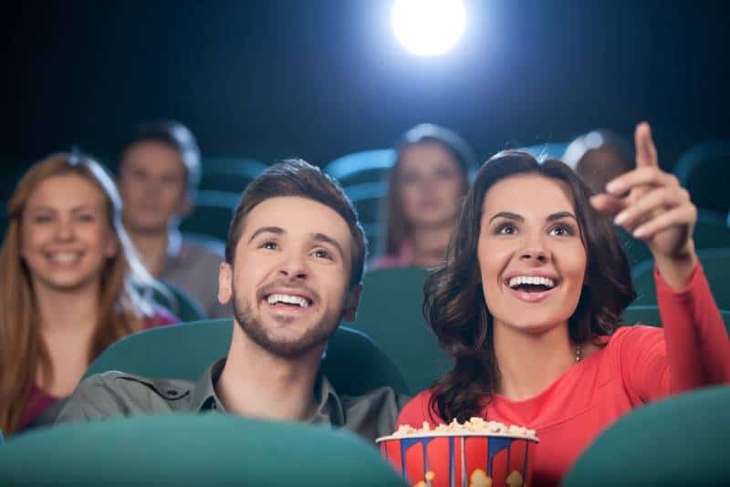un homme et une femme regardant un film au cinéma
