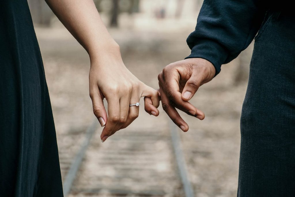 un homme et une femme se tenant la main