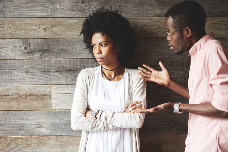 un homme se dispute avec une femme alors qu'elle détourne le regard
