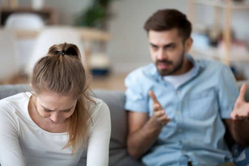 un homme se dispute avec une femme en pleurs à la maison