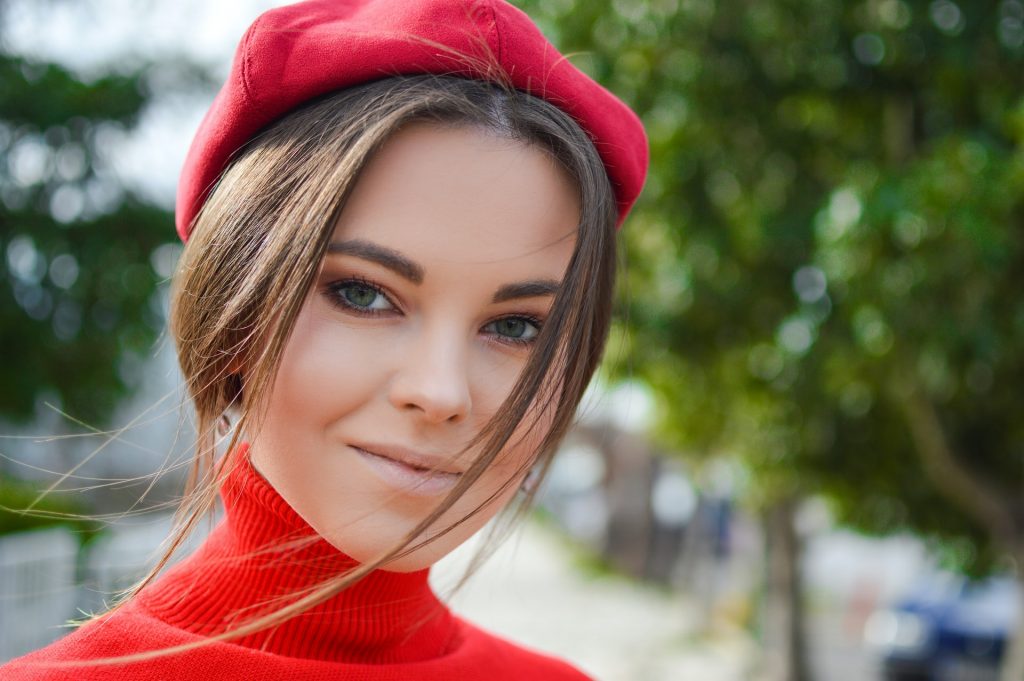 une femme avec un bonnet rouge sur la tête