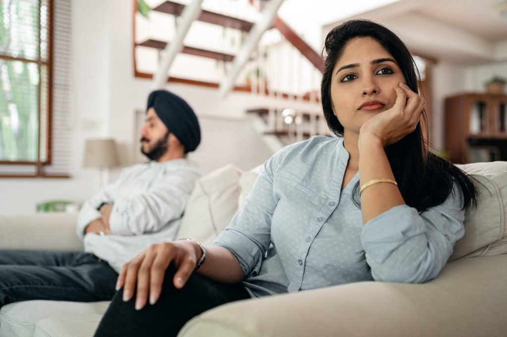 une femme en colère et un homme assis lui ont tourné le dos