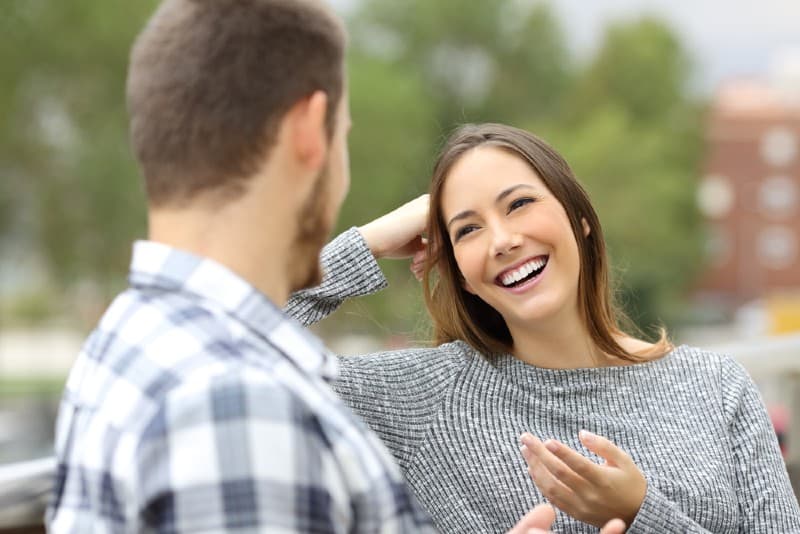 une femme heureuse parle à un homme