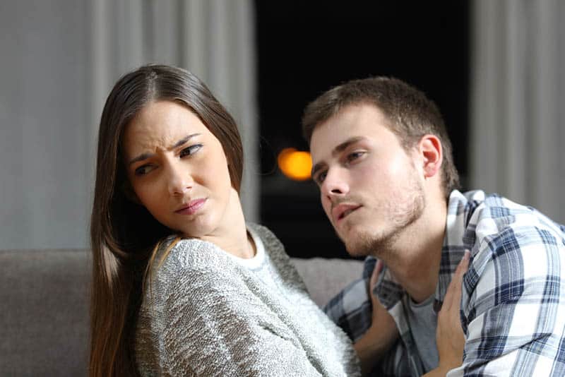 une femme pousse un homme à la maison