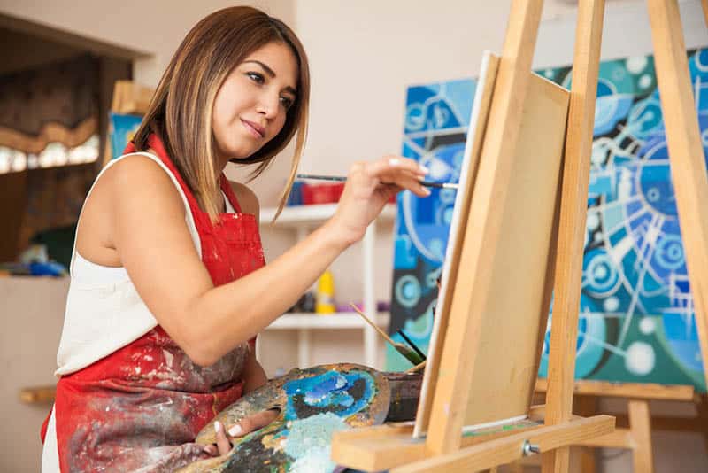 une femme qui peint à la maison