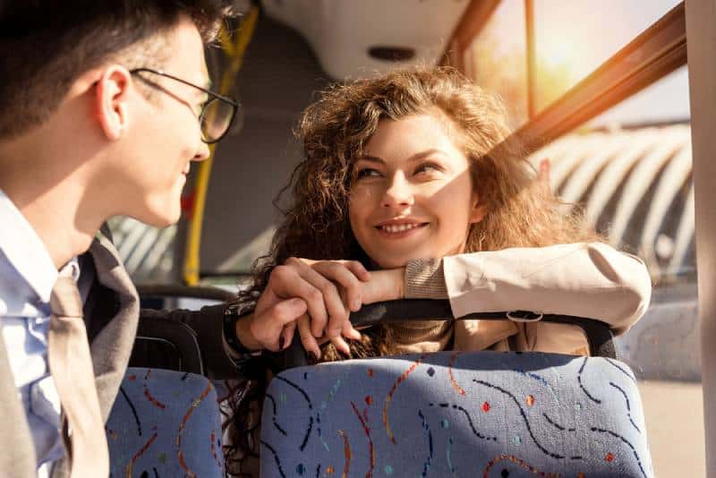 une femme tombe amoureuse à vue d'œil dans le train