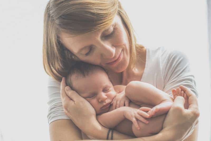 vieille femme tenant un bébé