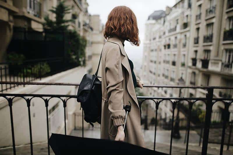 vue de dos d'une femme près d'une clôture