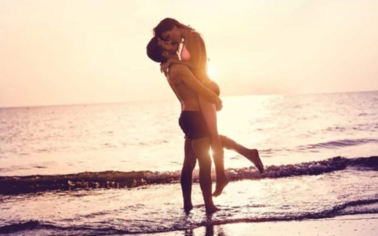 une femme et un homme sembrassent