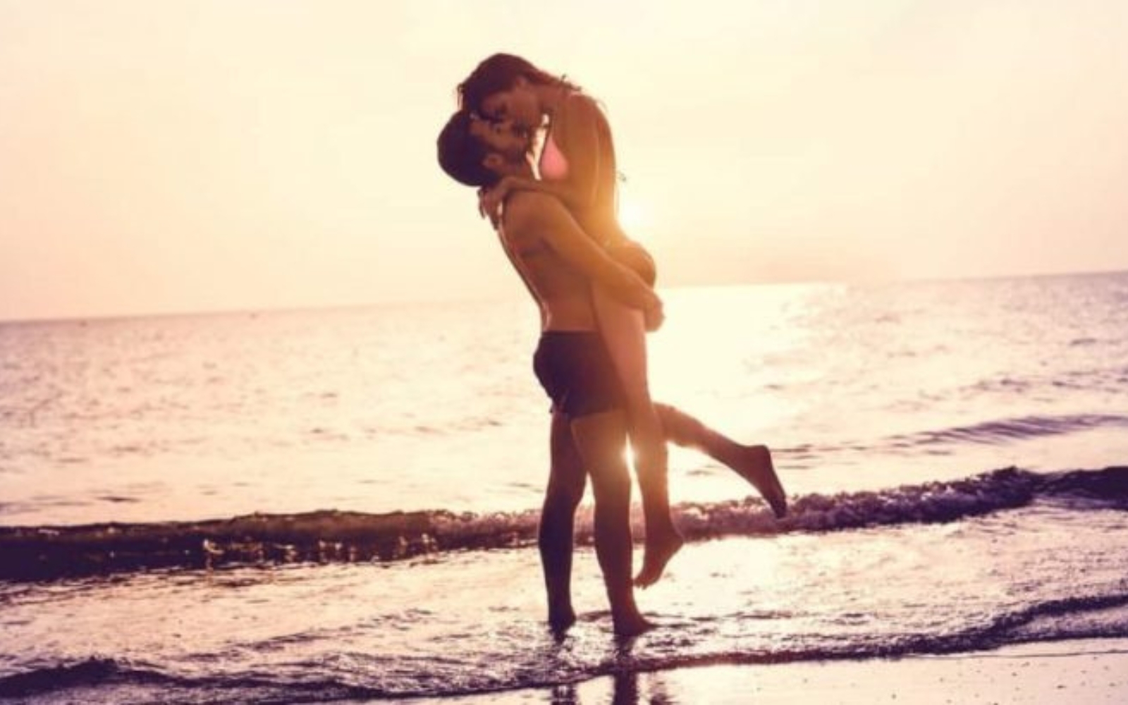 une femme et un homme sembrassent