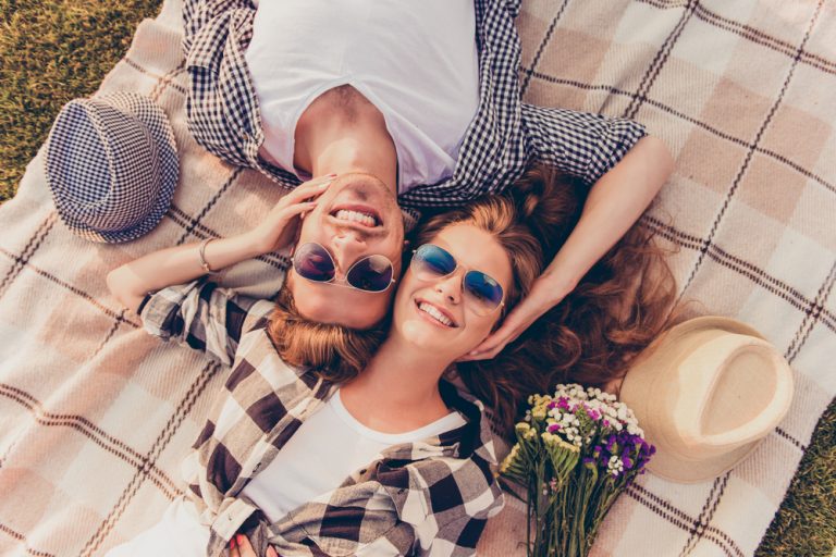 hommes femmes allongés sur l'herbe