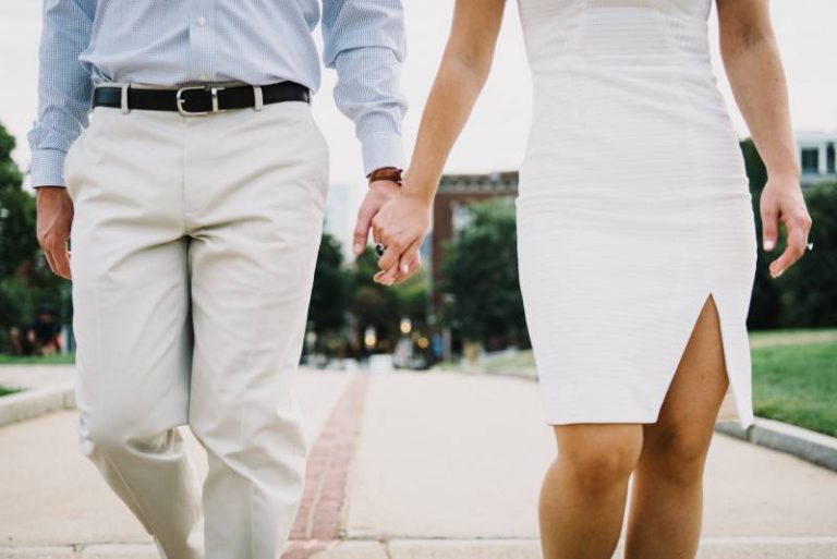 Un homme et une femme se tenant la main à l'extérieur