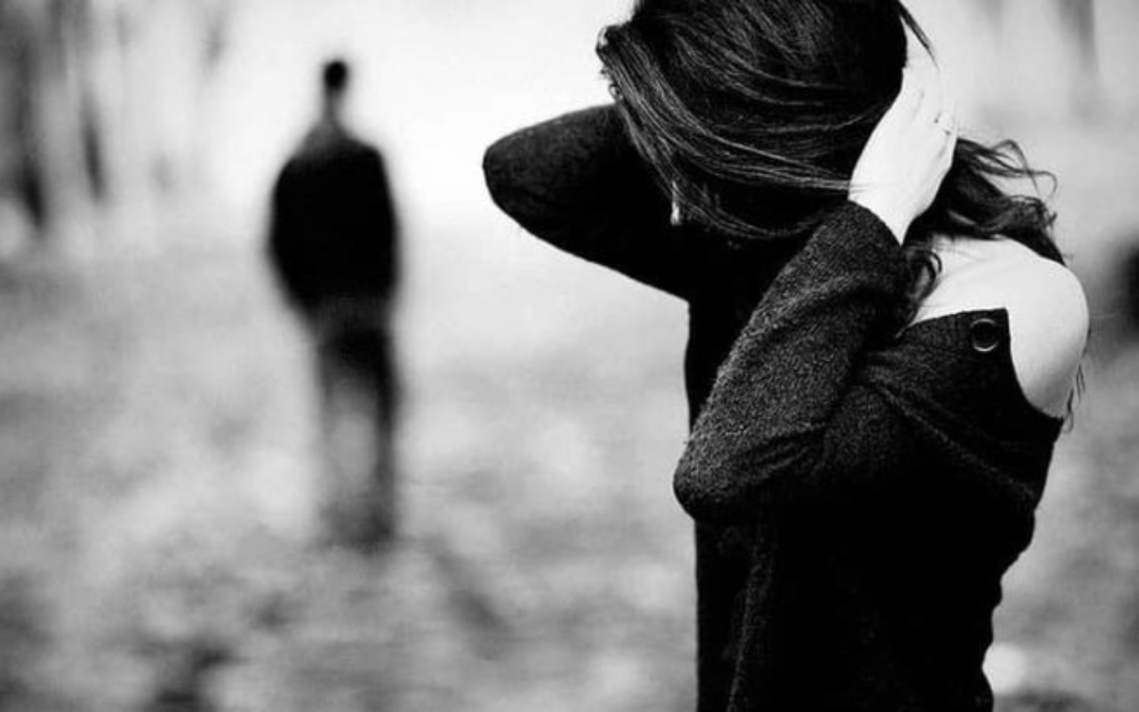une femme repare ses cheveux