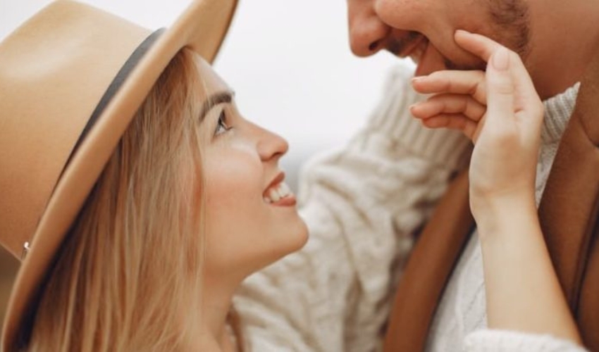 un homme et une femme se regardent