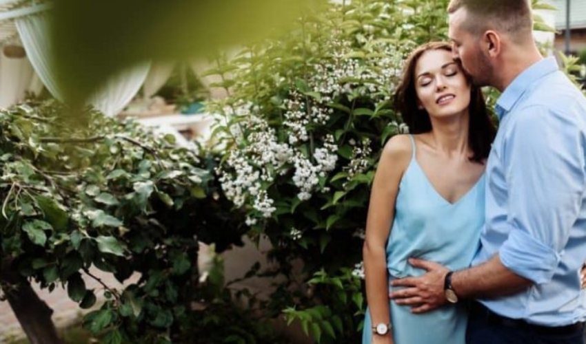 lhomme embrasse et embrasse la femme sur la joue