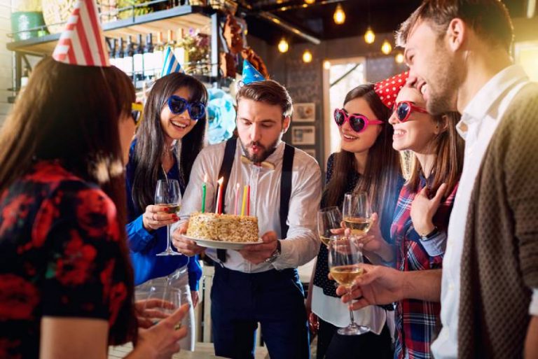 Des amis fêtent leur anniversaire
