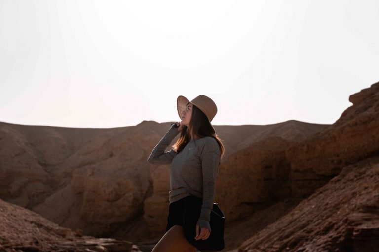 la femme au chapeau est debout