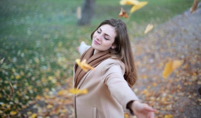 la femme se tient les bras tendus