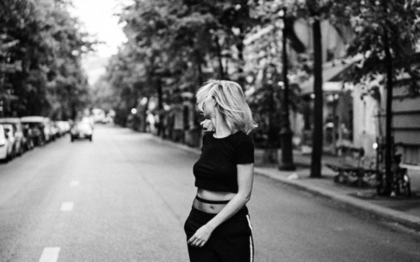 la femme marche dans la rue et regarde en arriere