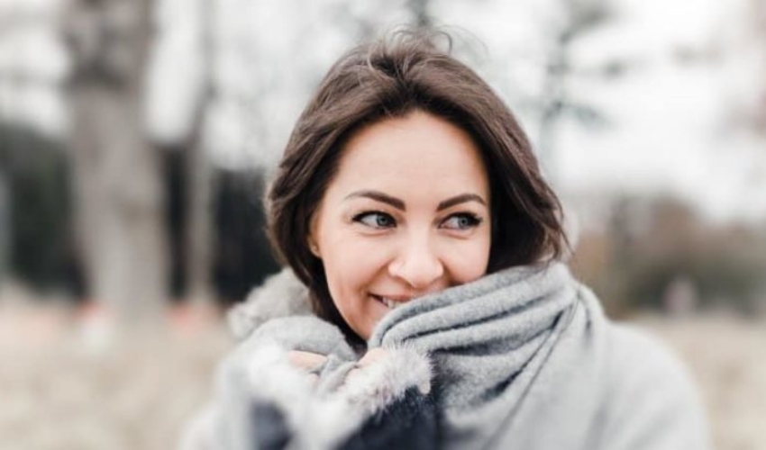 une femme avec une graisse autour du cou