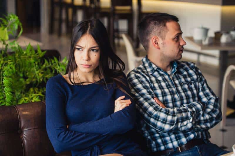 Couple dans le café pendant le déjeuner. Ils s'offusquent et se détournent