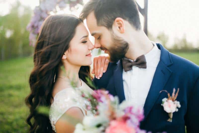 Des mariés heureux après la cérémonie de mariage
