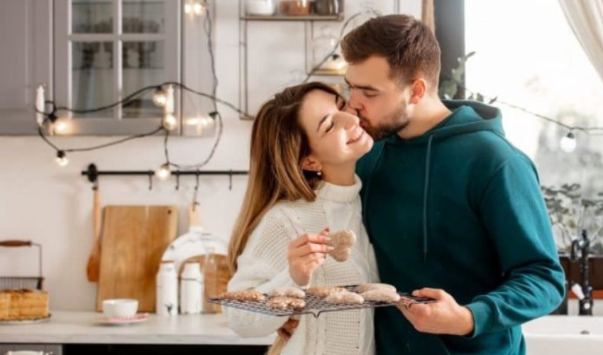un homme embrasse une femme sur la joue