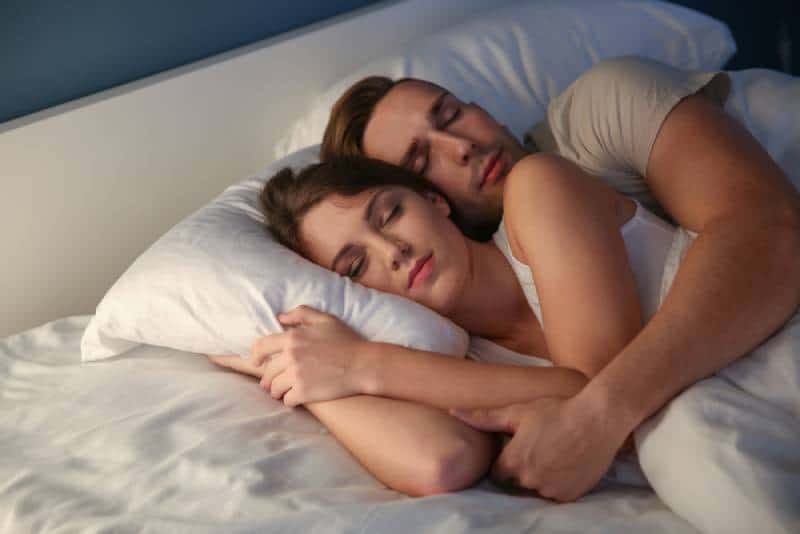 Jeune couple dormant dans son lit la nuit