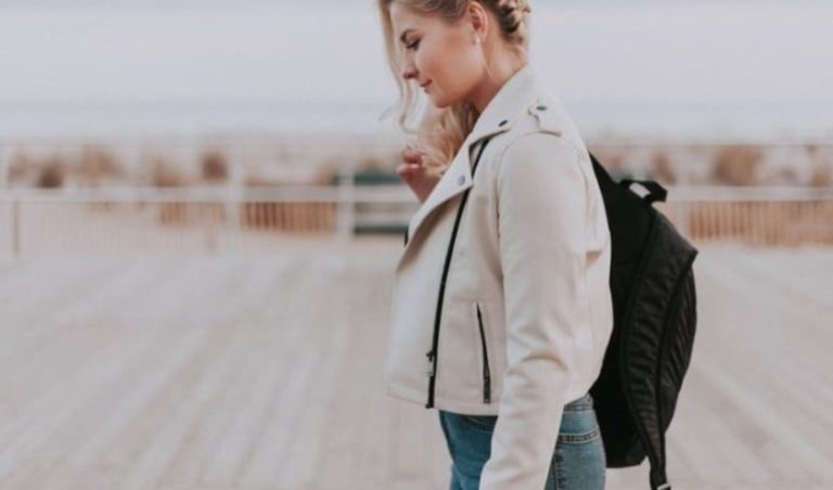 femme blonde avec sac a dos