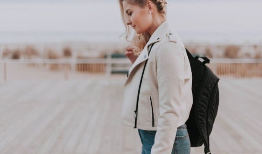 femme blonde avec sac a dos