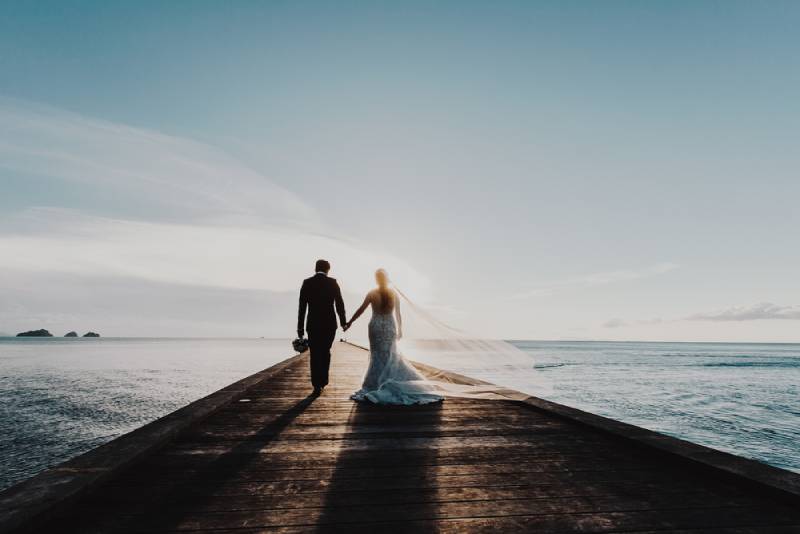 Le couple de mariés se rend à la mer
