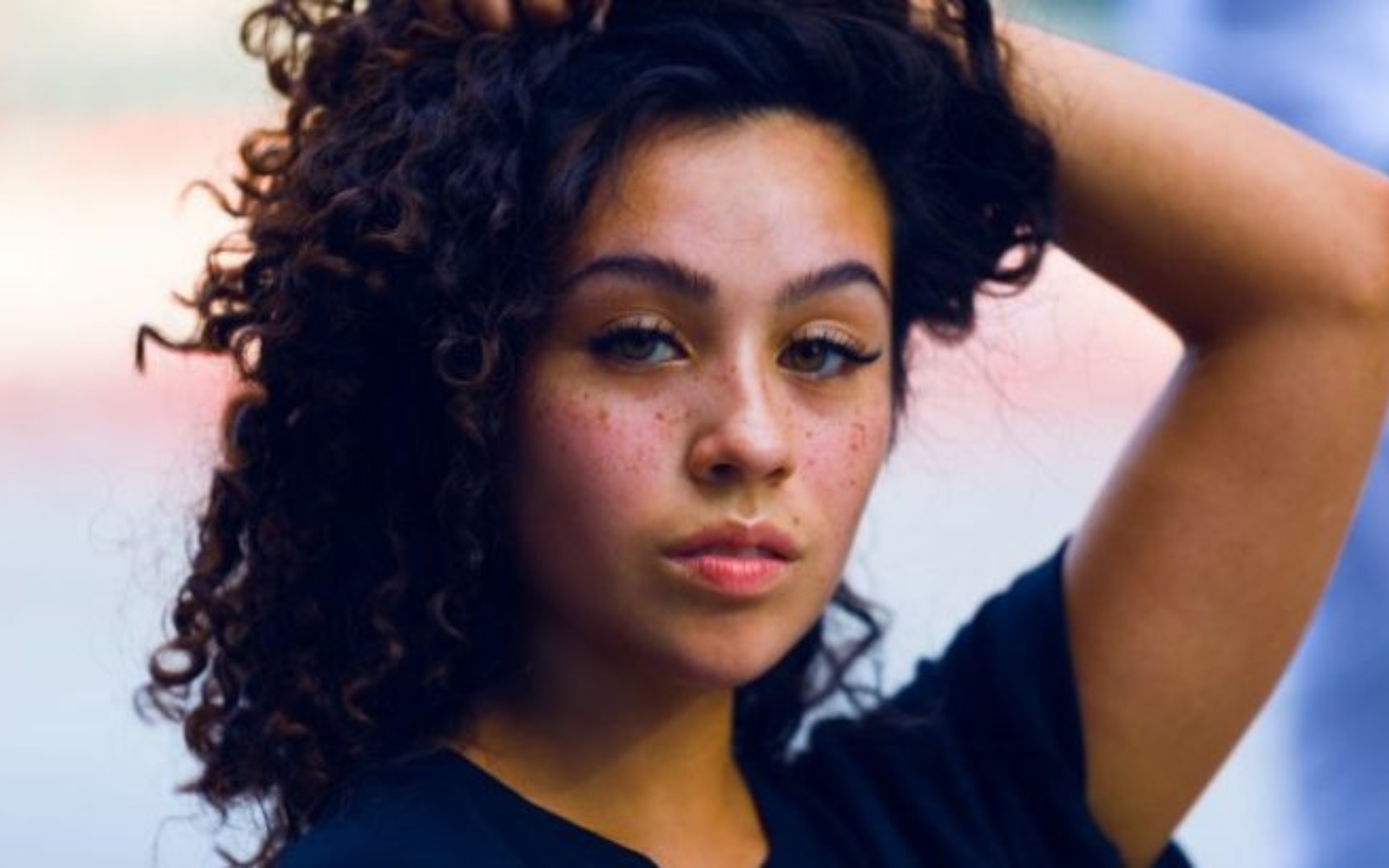 une femme aux cheveux crepus