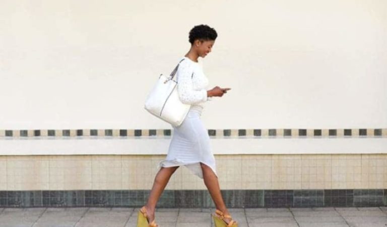 femme marche sur trottoir
