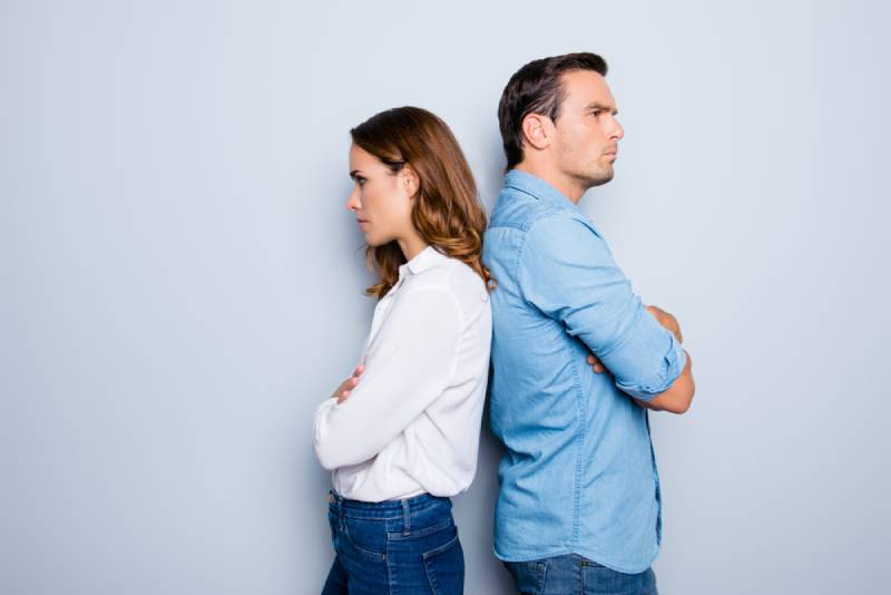 Portrait du couple malheureux et frustré se tenant dos à dos et ne se parlant pas