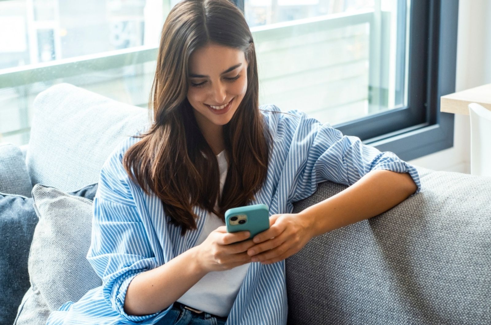 femme souriante envoyant des SMS
