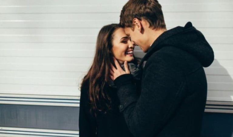 un homme veut embrasser une femme
