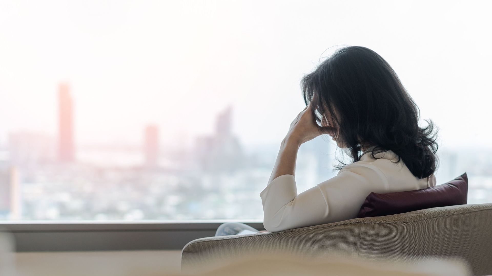 femme deprimee dans un appartement