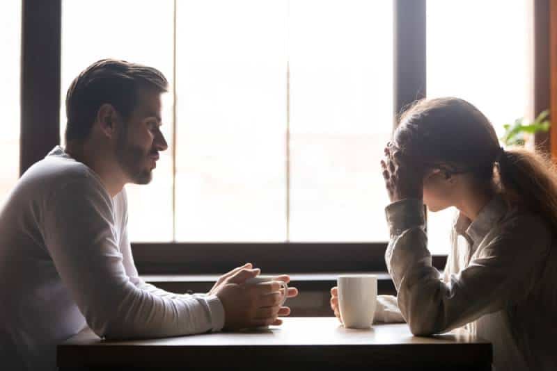 Un couple bouleversé parle au café