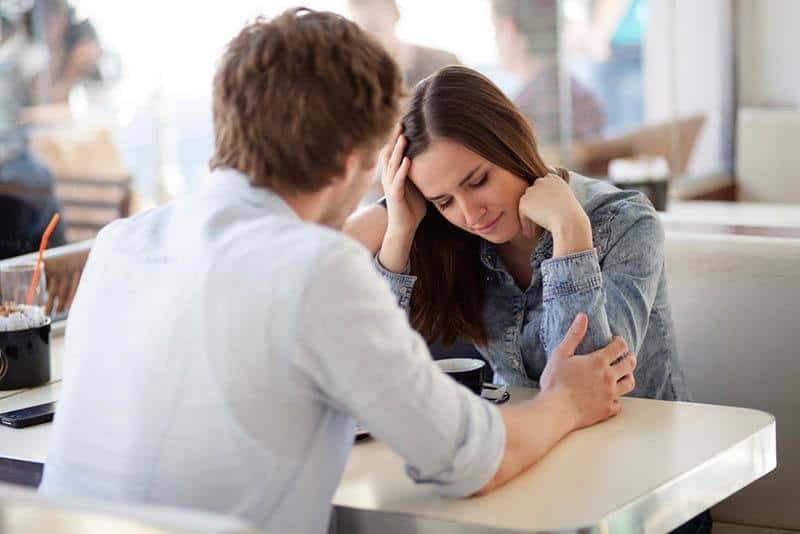 Un couple malheureux parle au café