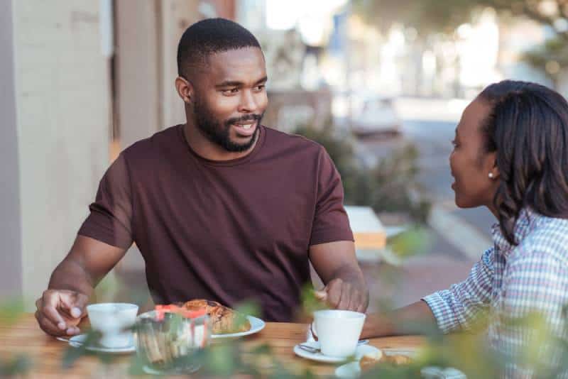 Un couple parle à l'extérieur du café