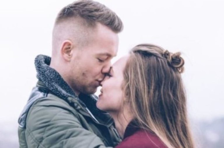 homme embrassant une femme