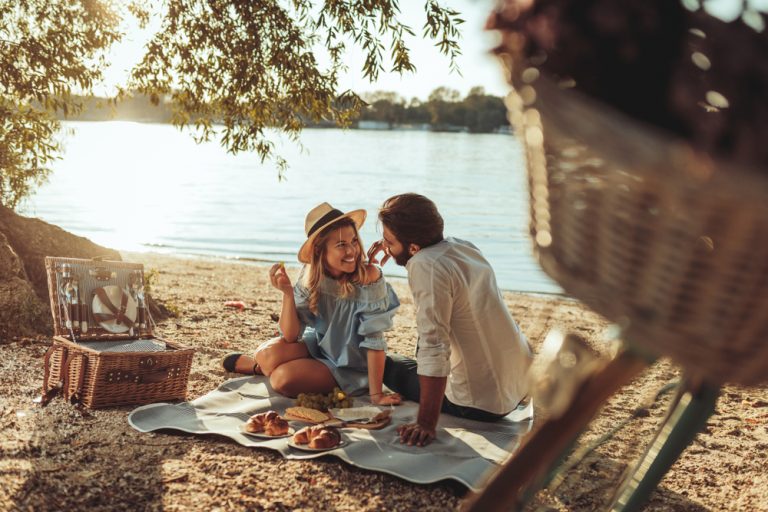 un homme et une femme sont assis dans la nature