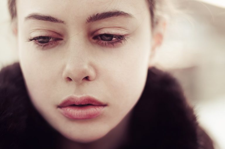 portrait d'une triste belle femme