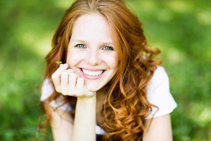 portrait d'une belle femme au trèfle